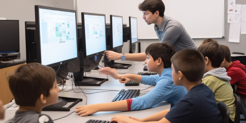 Учитель преподает урок детям в компьютерном классе